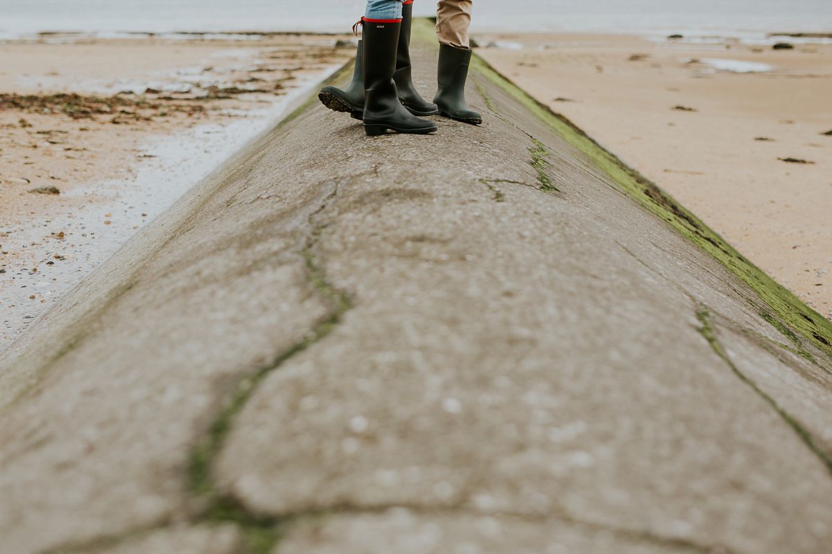 seance-couple-engagement-plage-saint-aubin-falaises-nicolasdesvages_0002.jpg