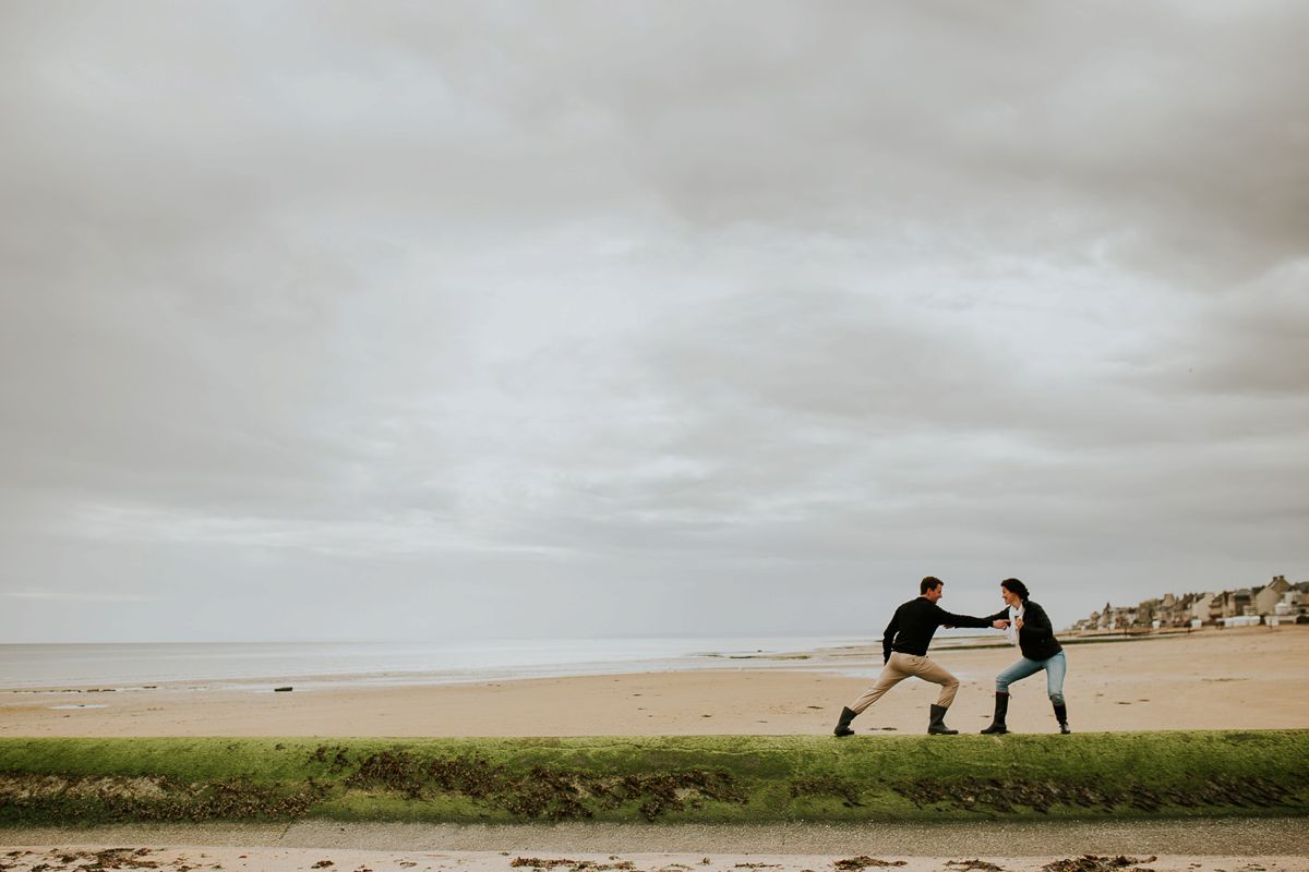 seance-couple-engagement-plage-saint-aubin-falaises-nicolasdesvages_0003.jpg