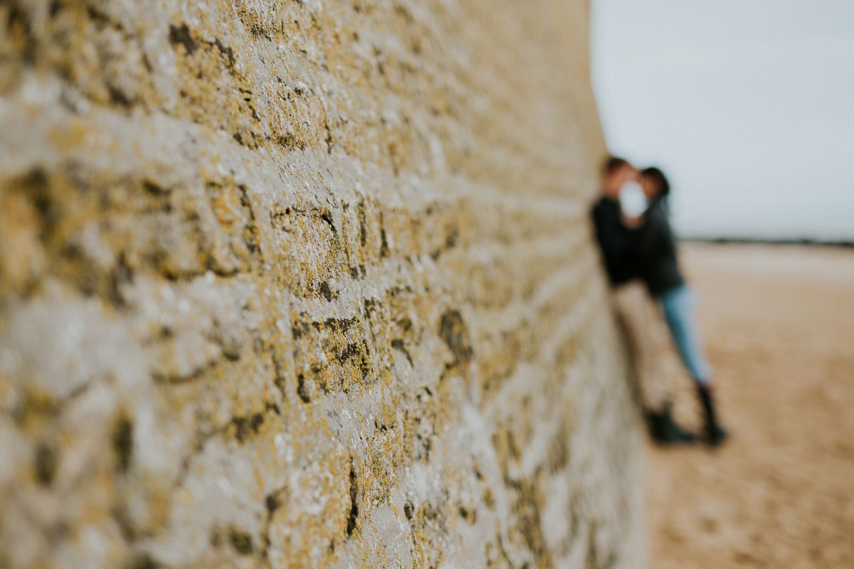 seance-couple-engagement-plage-saint-aubin-falaises-nicolasdesvages_0007.jpg