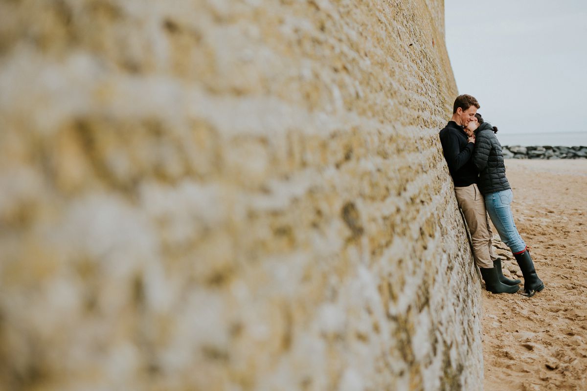 seance-couple-engagement-plage-saint-aubin-falaises-nicolasdesvages_0009.jpg