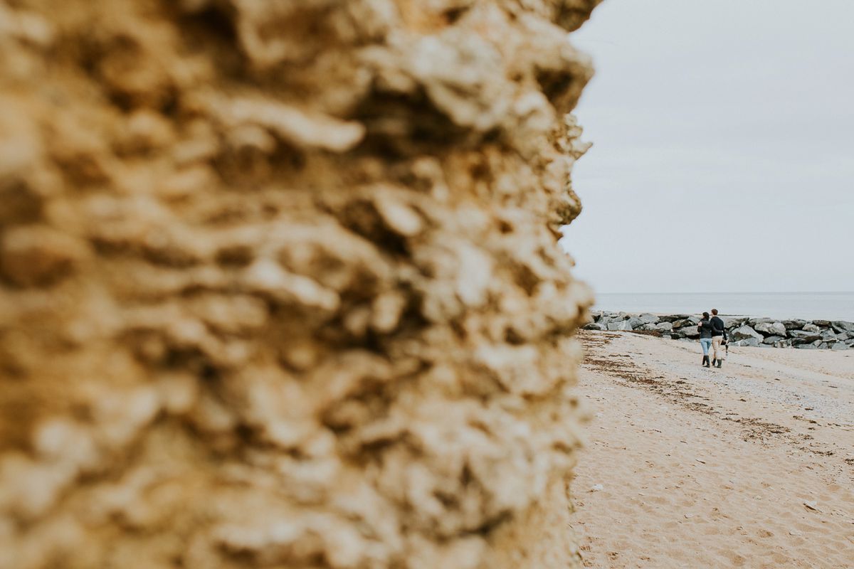 seance-couple-engagement-plage-saint-aubin-falaises-nicolasdesvages_0012.jpg