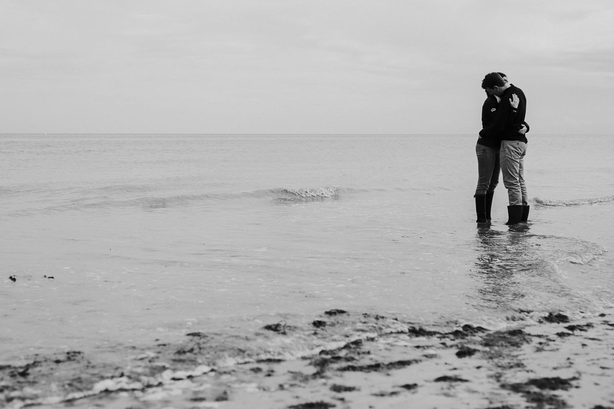 seance-couple-engagement-plage-saint-aubin-falaises-nicolasdesvages_0022.jpg