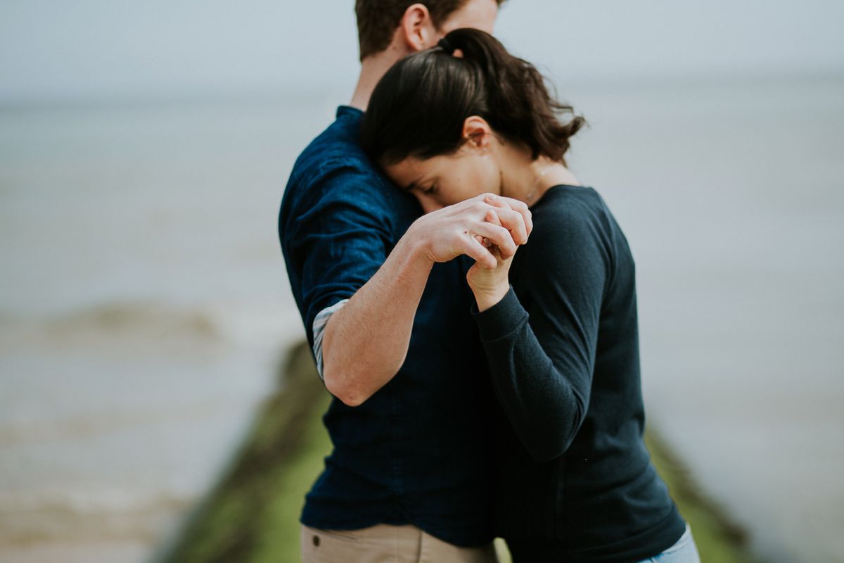 seance-couple-engagement-plage-saint-aubin-falaises-nicolasdesvages_0035.jpg