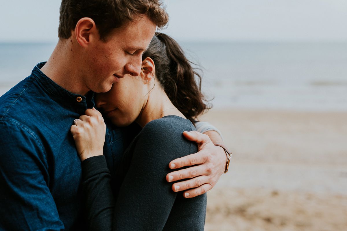 seance-couple-engagement-plage-saint-aubin-falaises-nicolasdesvages_0050.jpg