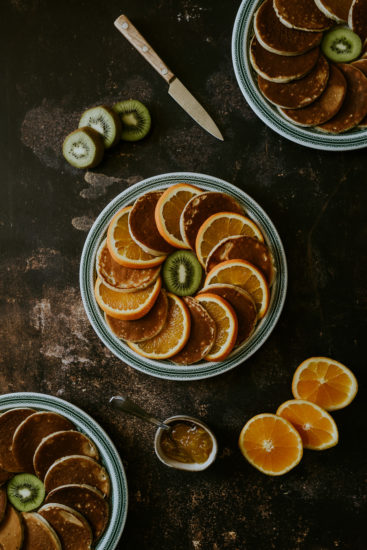 food-photo pancakes oranges kiwis