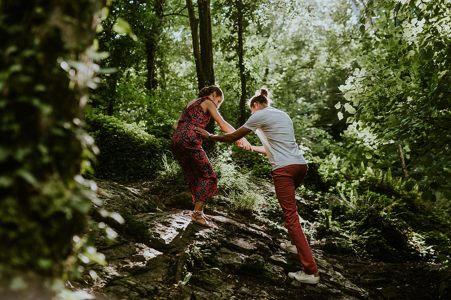 couple qui se balade en forêt