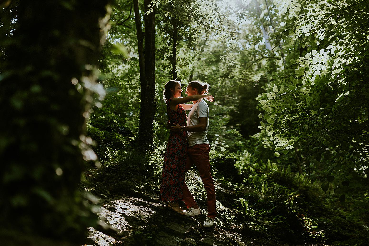 calin couple en forêt normande