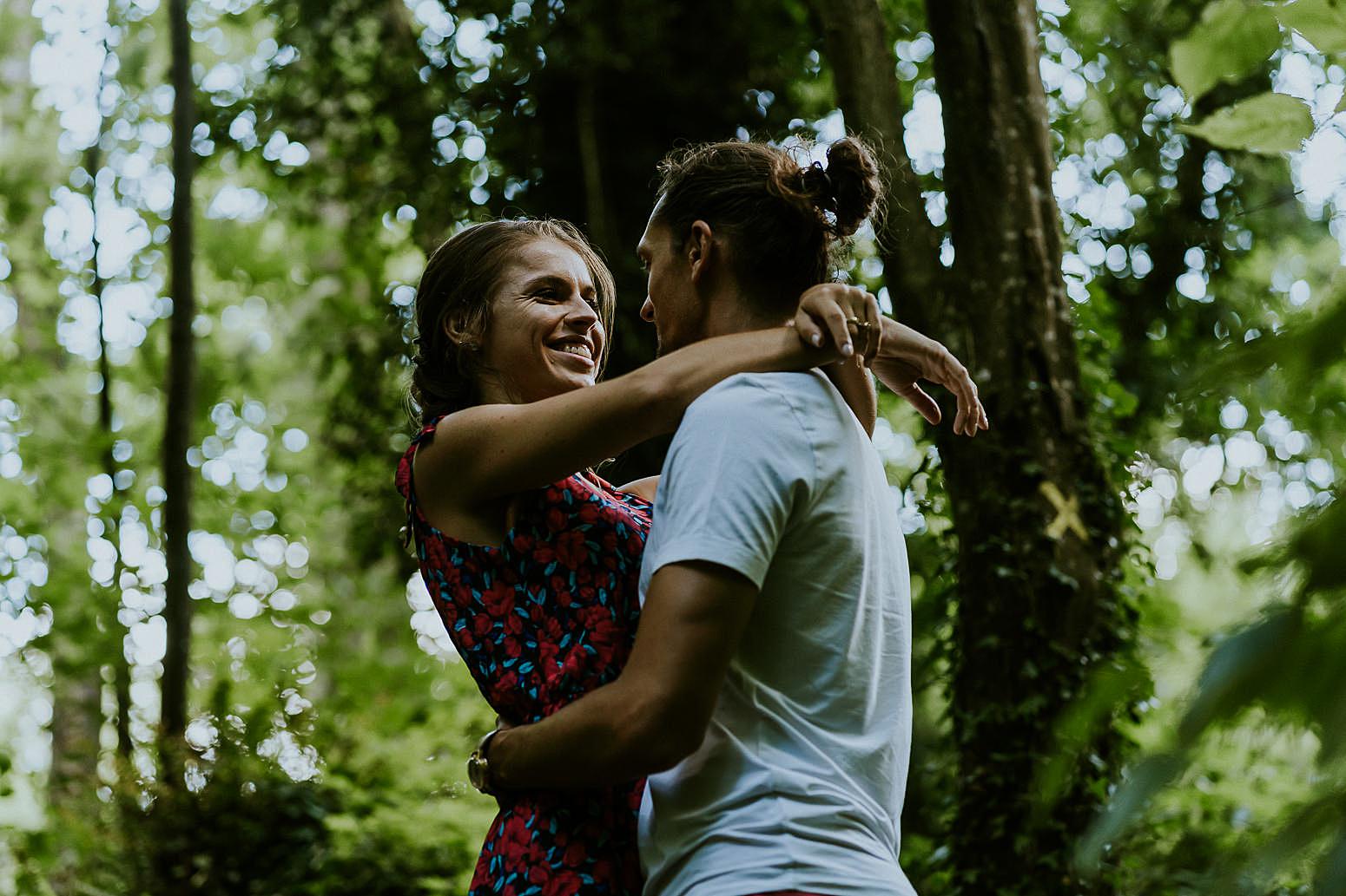 sourire lors d'une séance couple en forêt