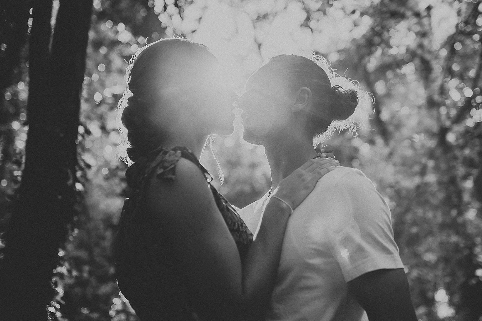 couple enveloppé de lumière en noir et blanc