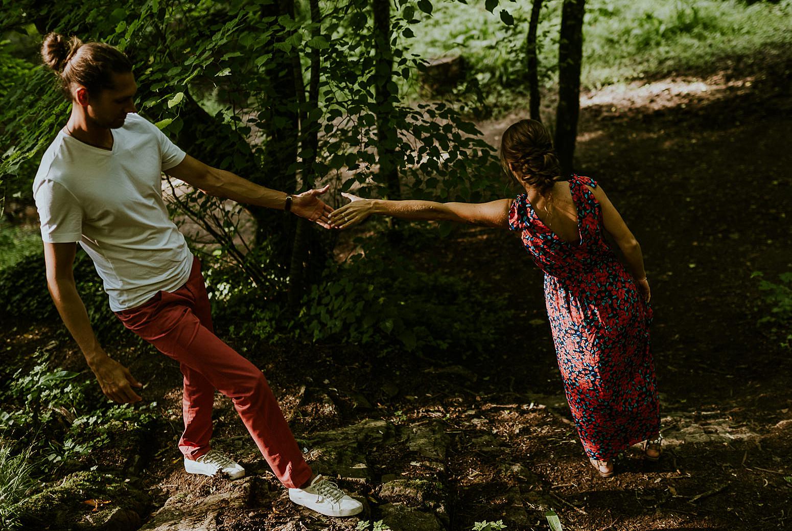 couple qui se donne la main 