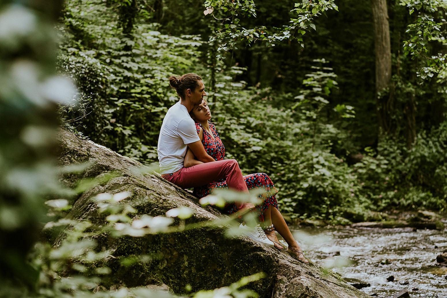 couple qui s'aime au bord de la rivière