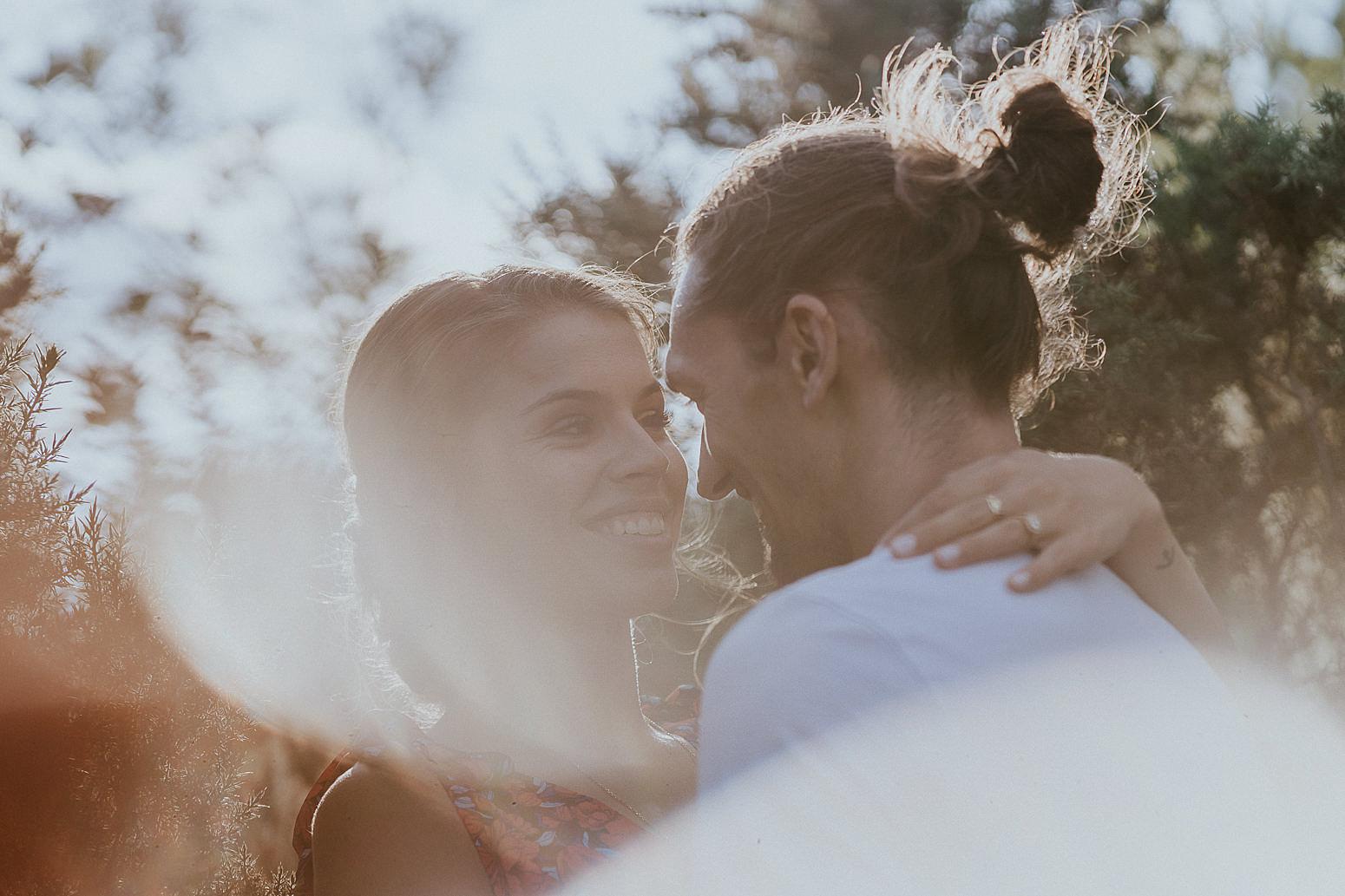 un couple qui s'aime baigné de lumière