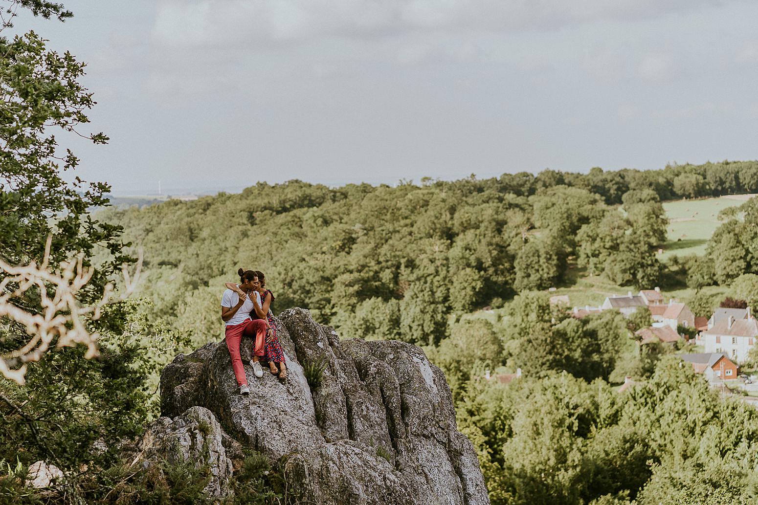 un couple qui s'aime en haut des rochers