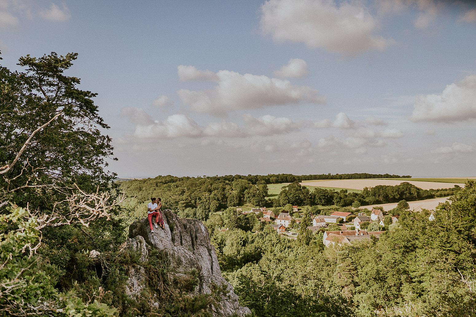 un couple qui s'aime en haut des rochers