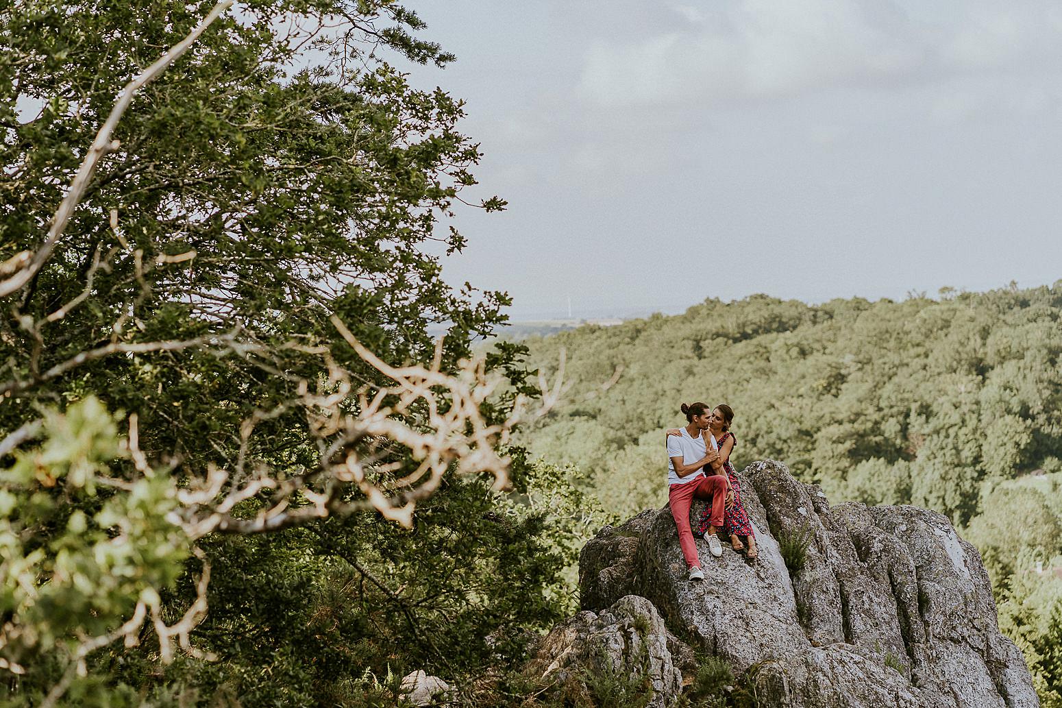 un couple qui s'aime en haut des rochers