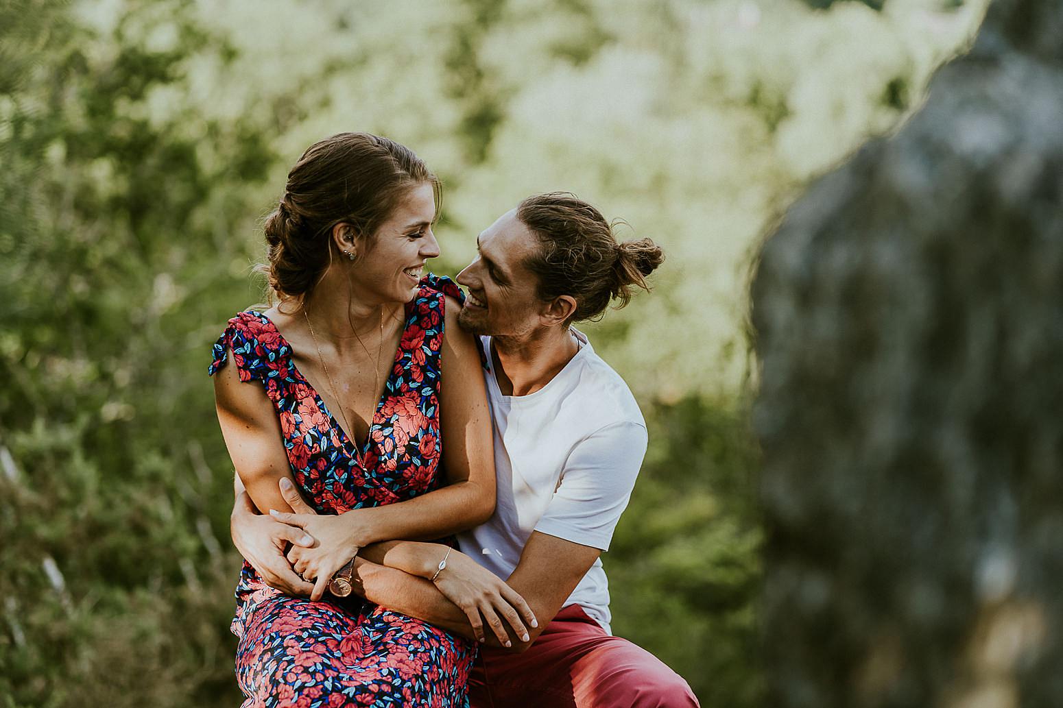 l'amoureuse dans les bras de son chéri