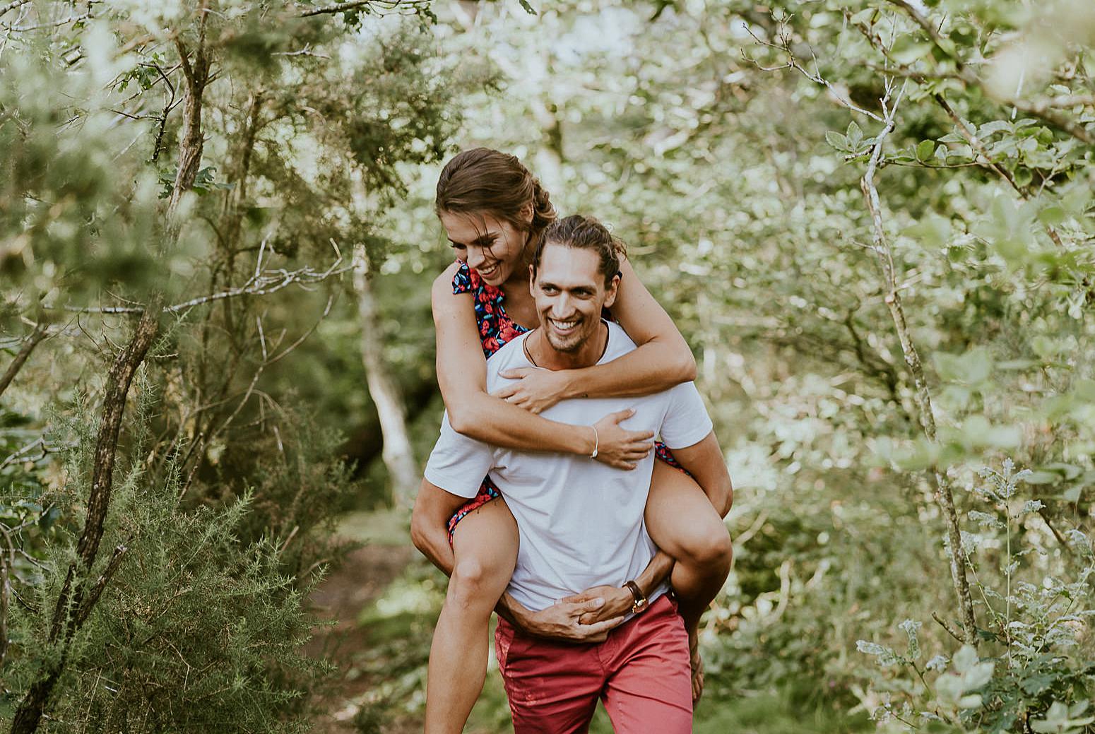 monter sur le dos de son amoureux pendant la séance