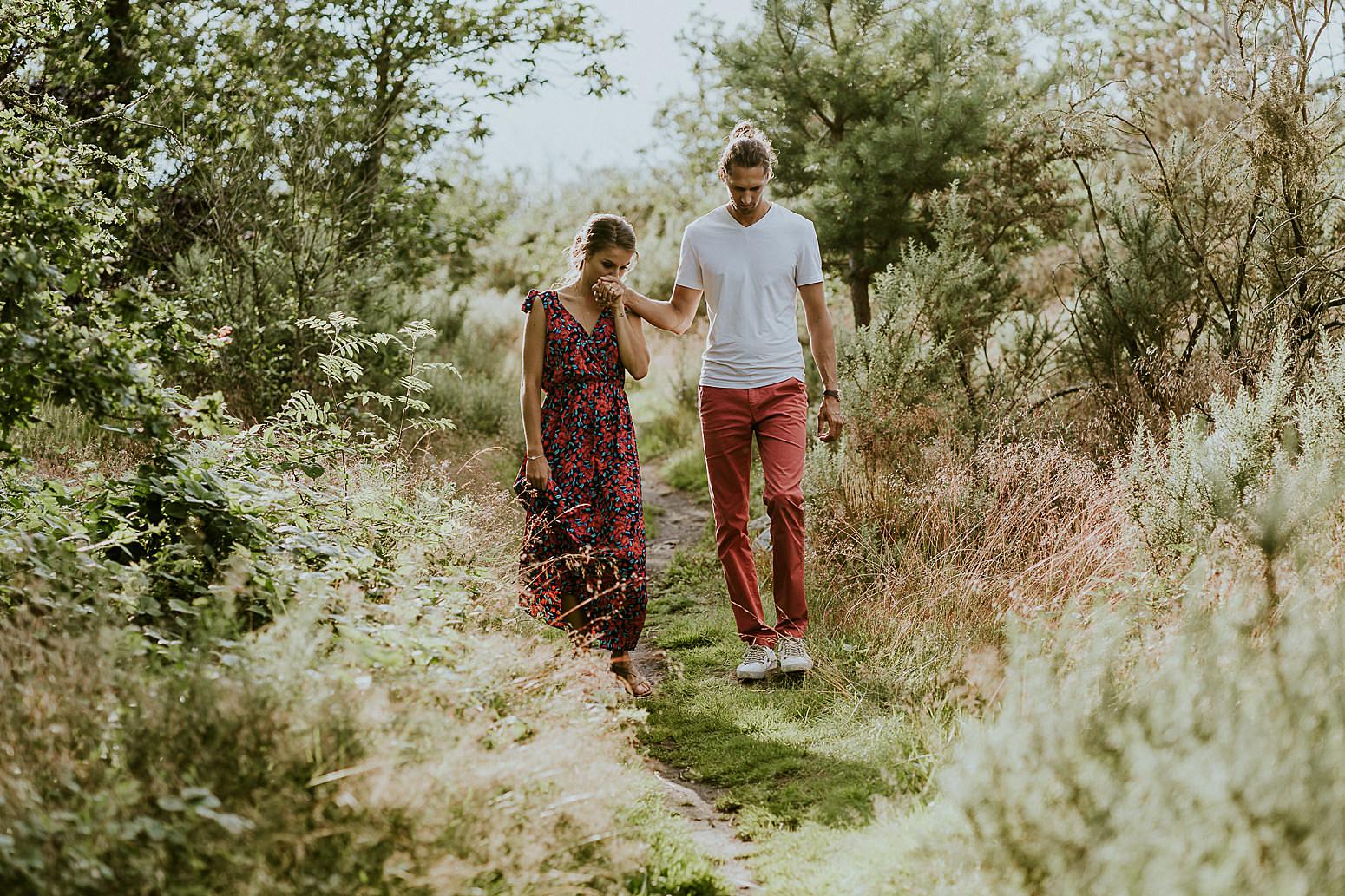 se balader en amoureux au coucher du soleil 