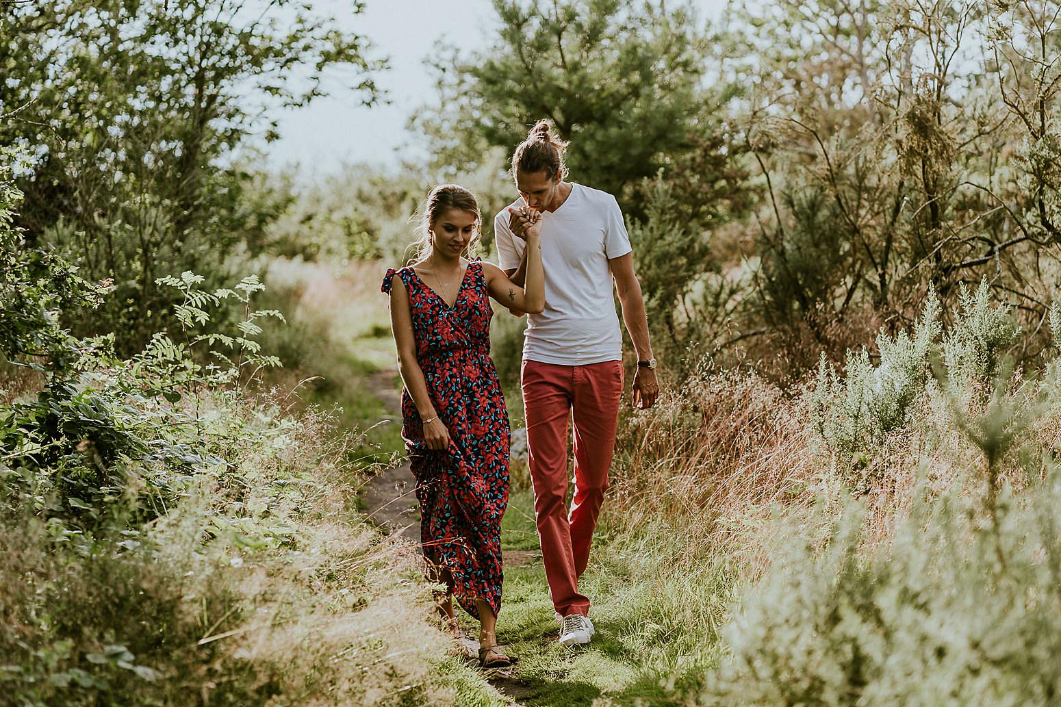 se balader en amoureux au coucher du soleil 