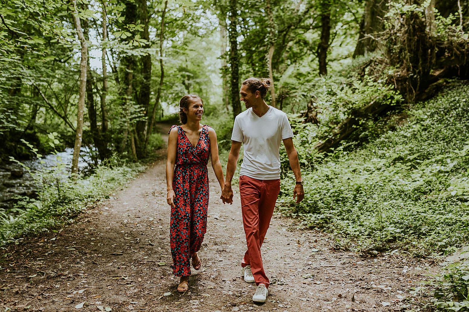 main dans la main en amoureux dans la forêt