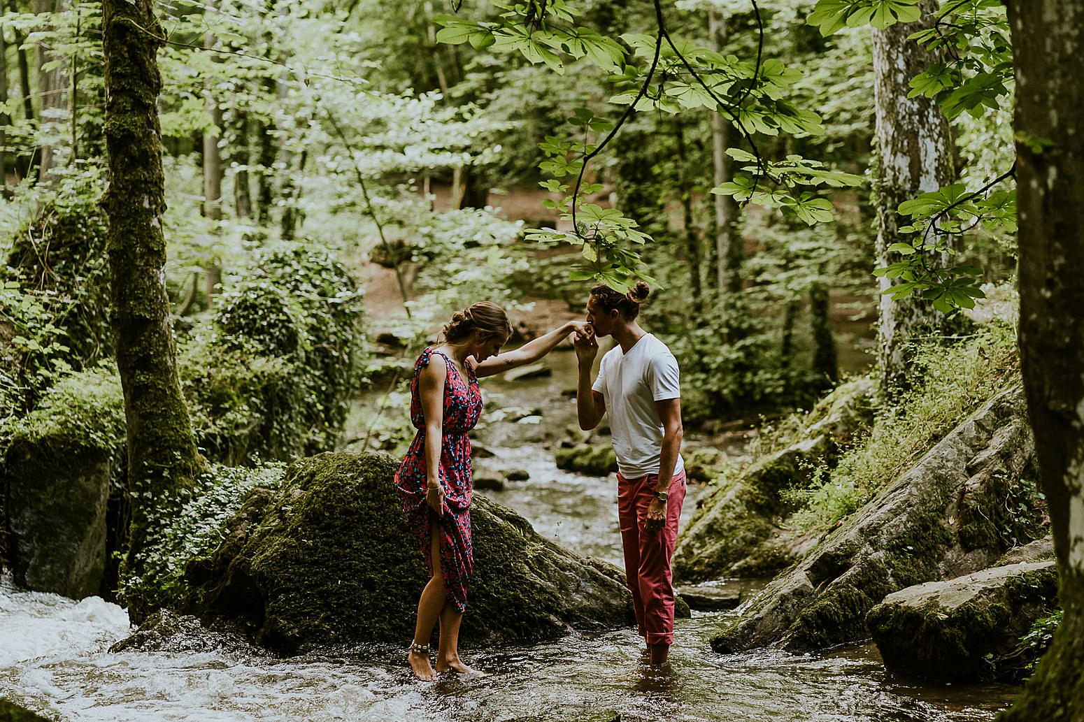 baise main les pieds dans la rivière