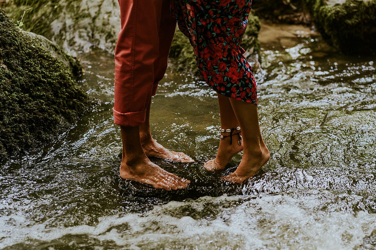 amoureux les pieds dans l'eau