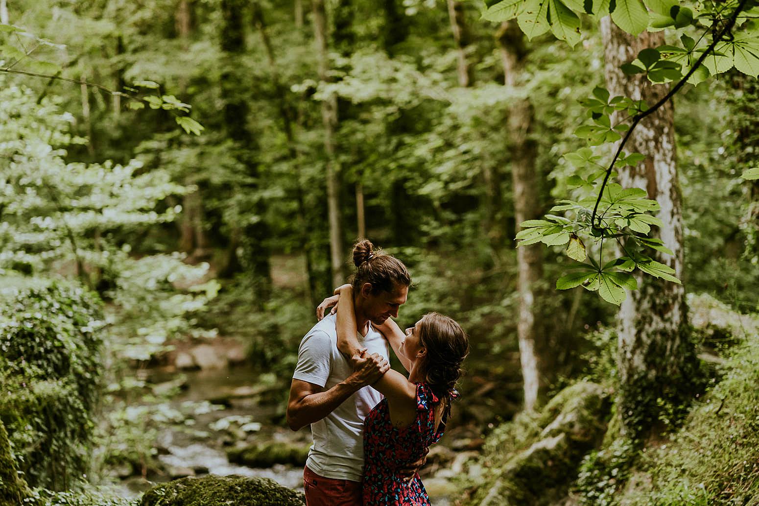 séance photo amoureux en forêt
