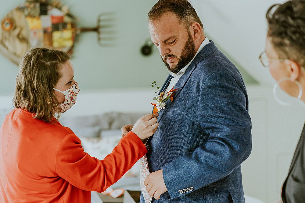 Charlotte positionne la boutonnière