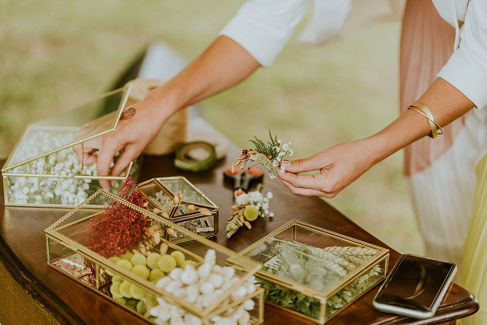 Création d'une boutonnière fleurie pour les invités