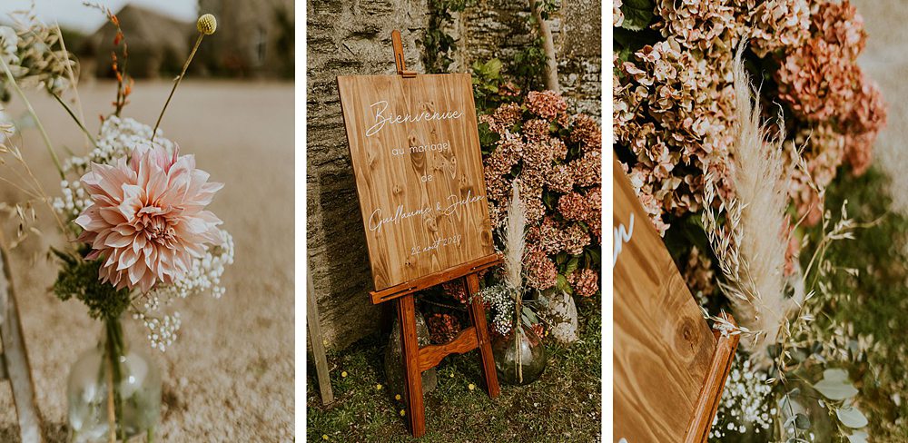 Des fleurs autour des panneaux en bois 