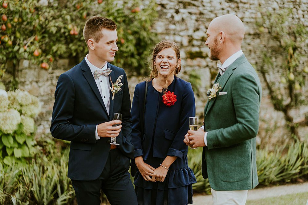 Invités du mariage heureux