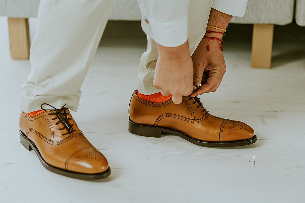 La marié lace ses chaussures