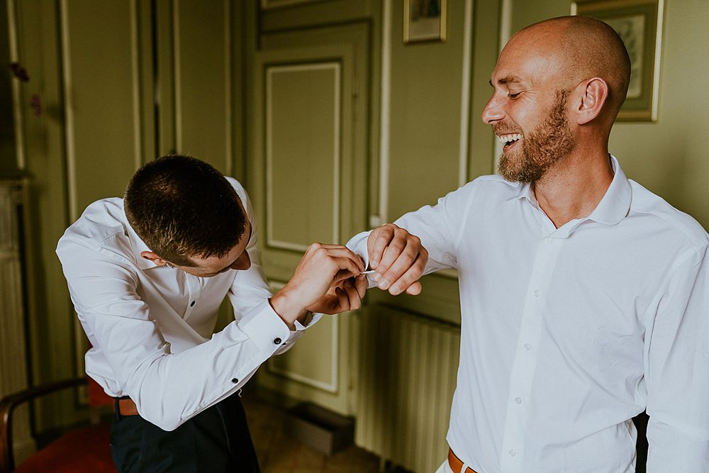 Le sourire du marié qui se prépare avec son témoin