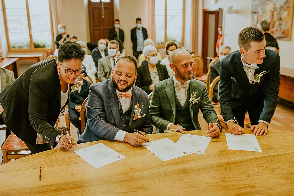 Le sourire lors de la signature des registres
