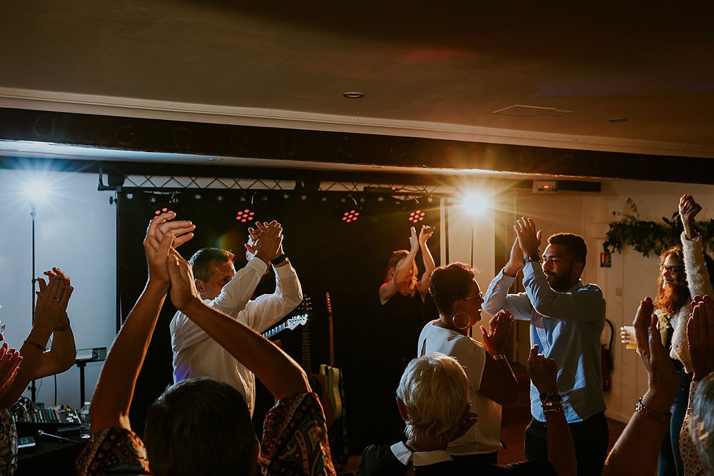 Tout le monde danse les bras en l'air