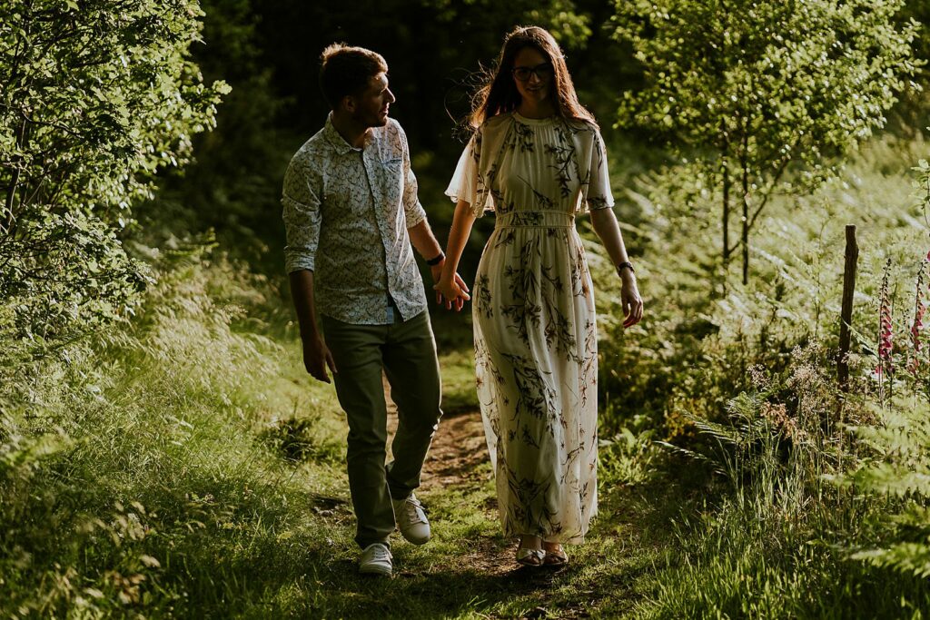 marcher sous la belle lumière du soir