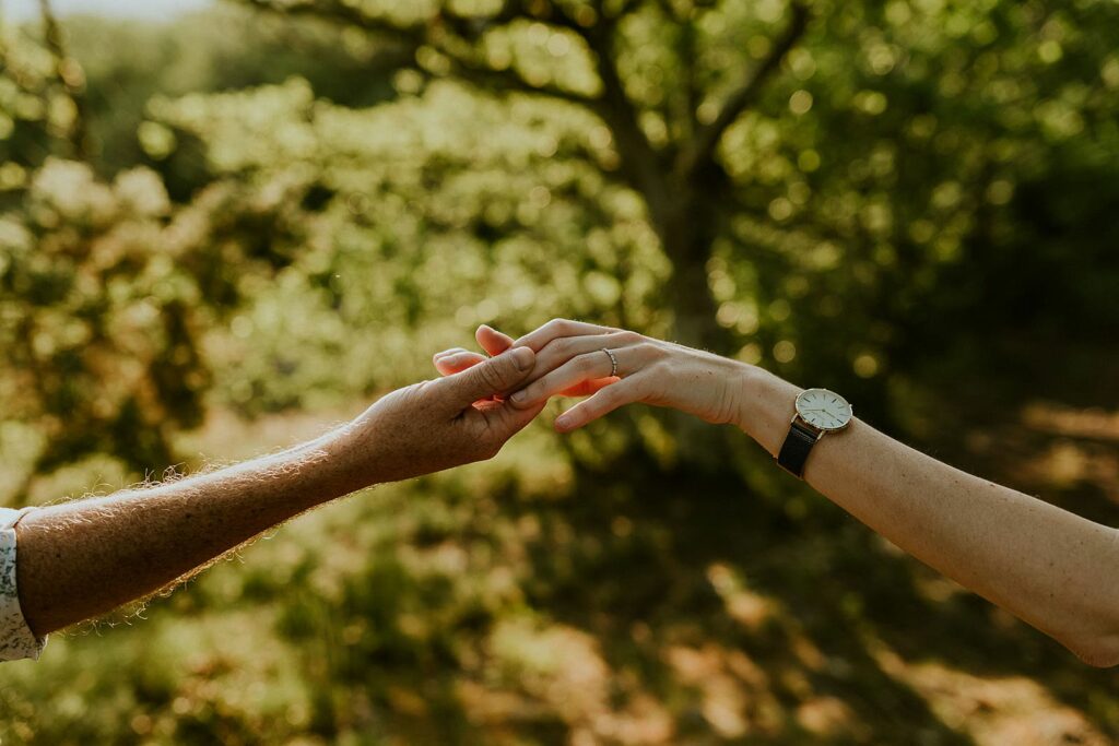 les mains de ces deux amoureux