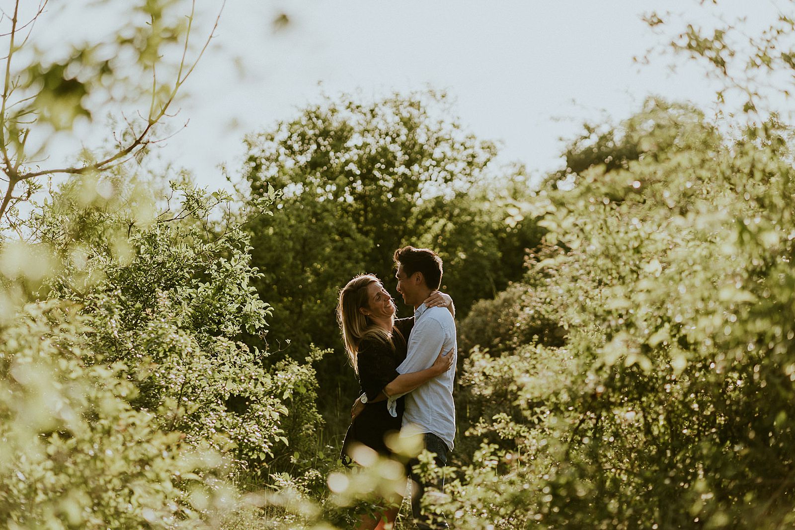 couple dans les bras l'un de l'autre dans la lumière dorée