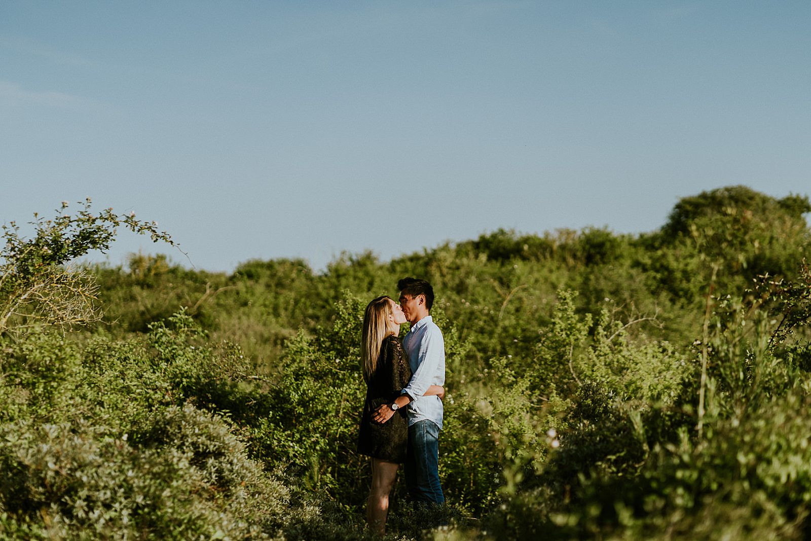 couple qui s'embrasse dans les dunes