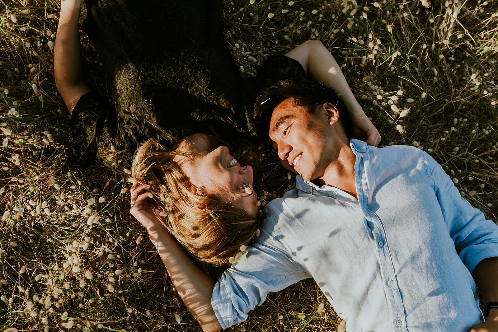 amoureux dans l'herbe