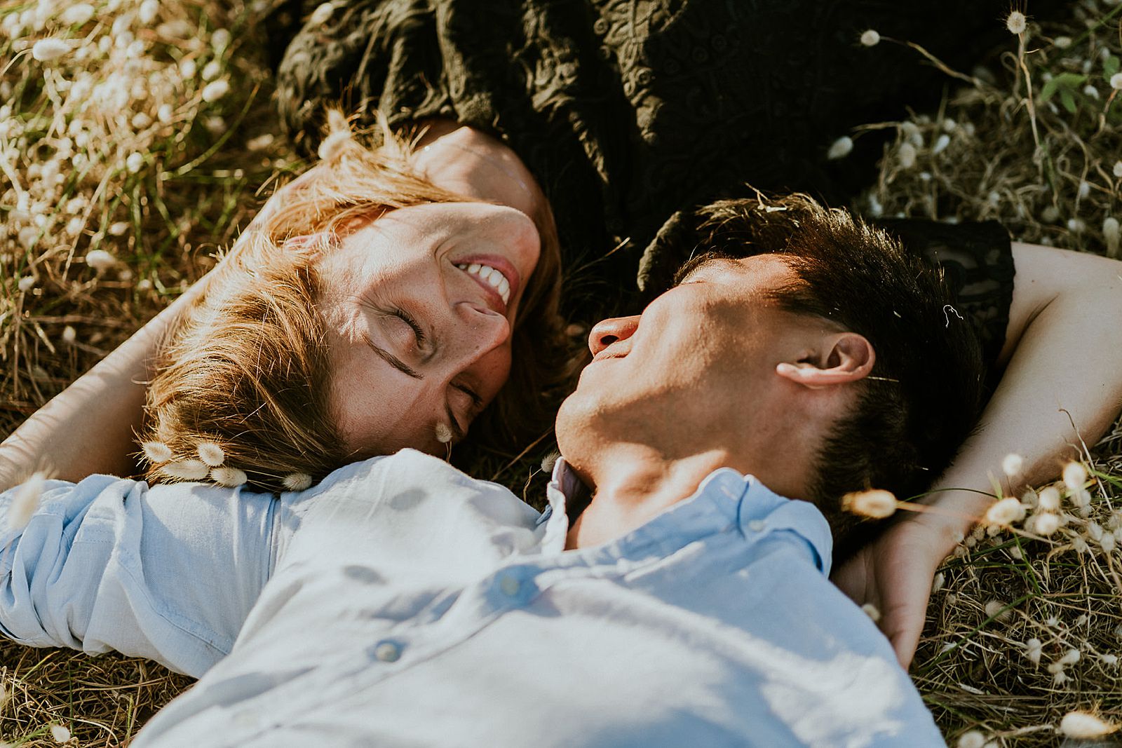 amoureux enlacés dans un champ à la golden hour