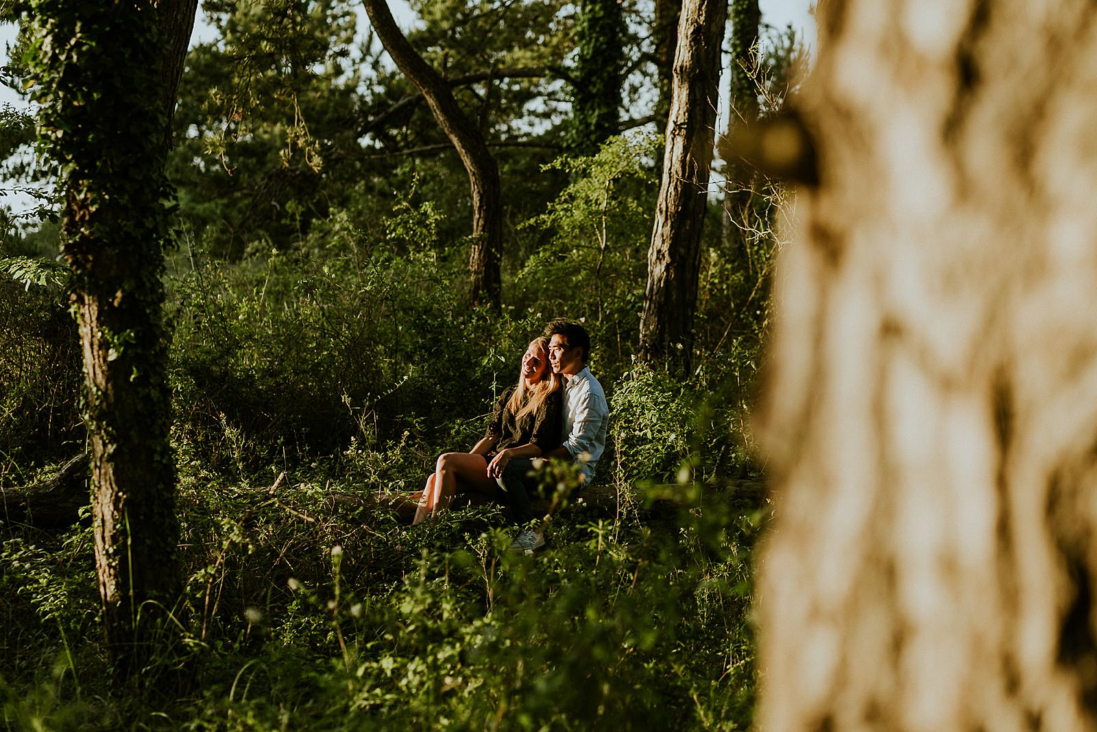 lovers enlacés dans les sous-bois