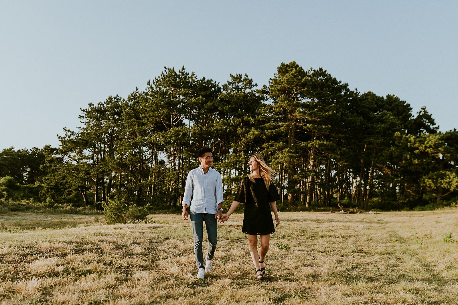 les amoureux main dans la main 