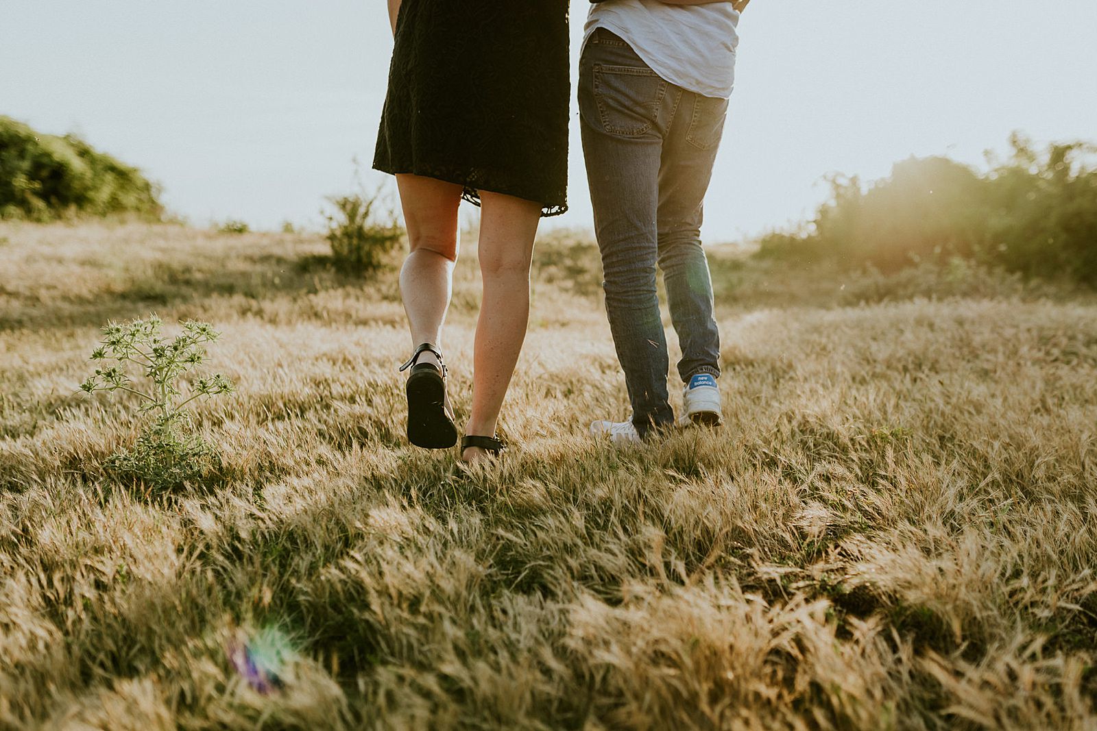 deux amoureux qui marchent vers la plage