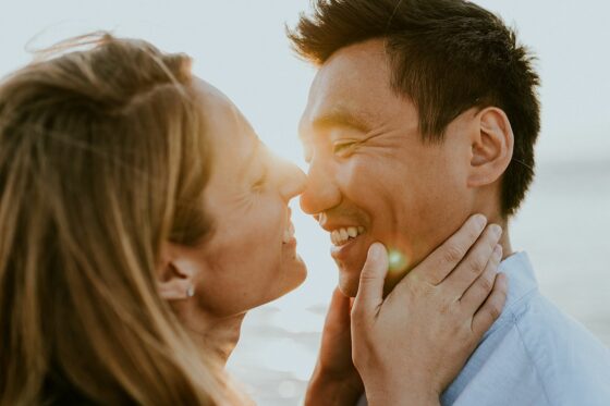 Séance couple à la golden hour