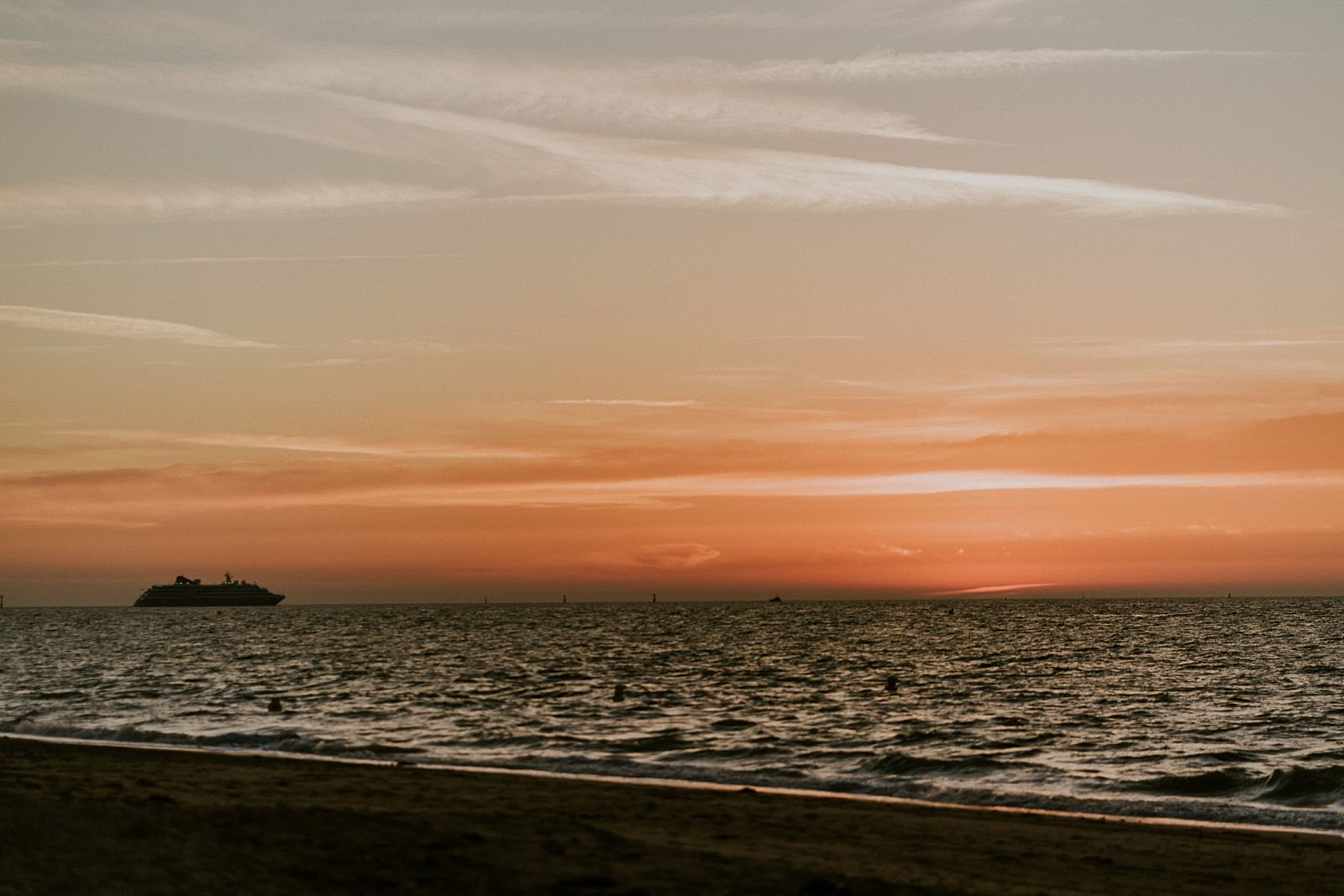 fin de séance couple à la golden hour en Normandie