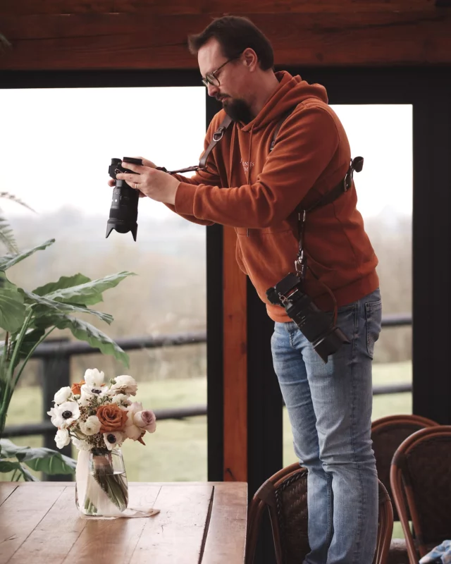 Votre photographe en action !
Je n’ai pas souvent de photos de moi en action alors lorsque j’en ai il faut quand même que je prenne le temps de vous les montrer ☺️
Merci @emmanuelledemaistrephoto pour ces backstages lors de notre shooting inspi de février .
Vous aurez remarqué la concentration extrême du photographe sur ses sujets 🤓 ainsi que le photographe spotted alors qu’il allait attaquer le fraisier 🍰 (qui peut résister à un fraisier ?)