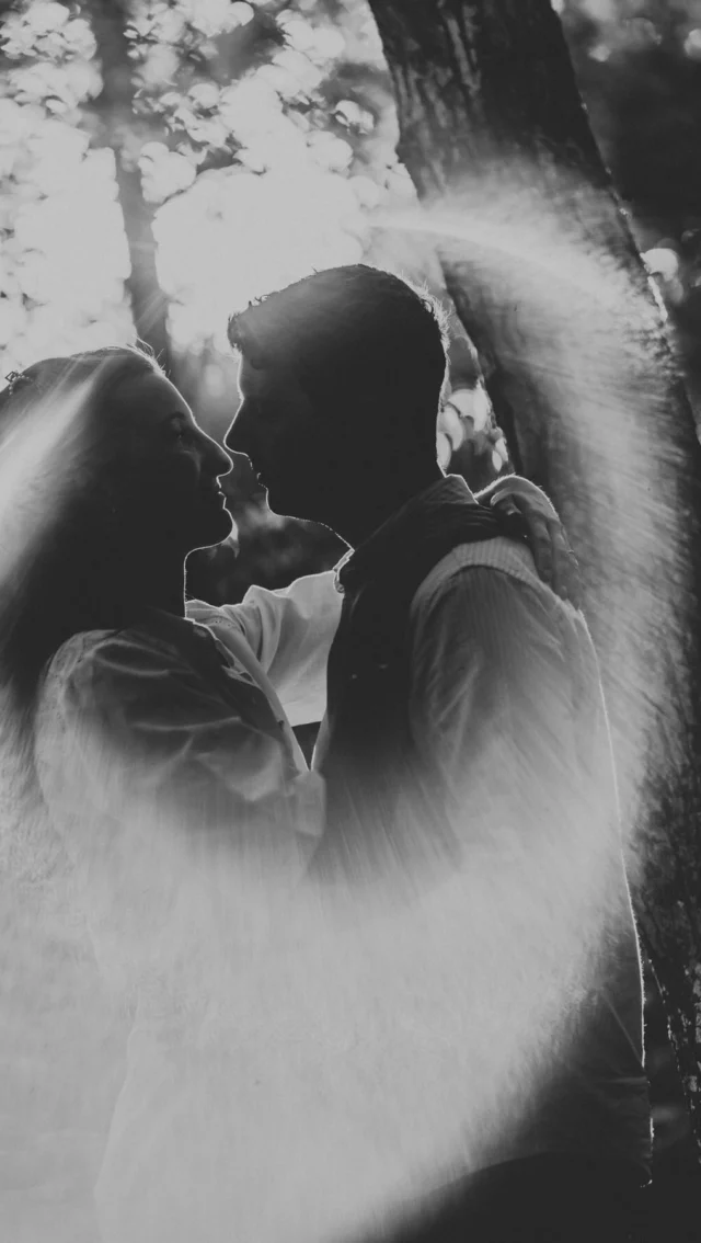 ✨ LOVE SESSION Camille & Charles ✨
Une séance couple avec tous les ingrédients qu’il faut 💕 
- la Suisse Normande pour ses paysages magiques 
- la lumière ✨ magnifique d’une chaude fin de journée 
- 2 amoureux ‘qui ne savent pas poser’ comme la majorité de mes couples 😂 mais ça on s’en fout , il suffit d’avoir envie de profiter de ce moment à 2 , je me charge de vous guider si besoin pendant la séance !
Bref, une belle séance d’amoureux , parfaite pour préparer le wedding day de Charles et Camille demain !
On va avoir chaud et ça va être le 🔥
#seancephotocouple
#engagement
#seancephotonormandie 
#suissenormande
#normandie 
#photographenormandie
#seancephotoengagement
#lovers 
#ringoffire 
#photographylovers 
#amoureux
#nature
#goldenhourlight 
#goldenhourphotography 
@suissenormandetourisme
